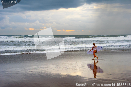 Image of Woman going to surfing