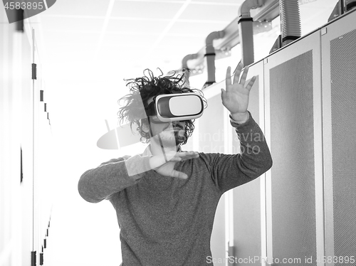 Image of IT engeneer using virtual reality headset