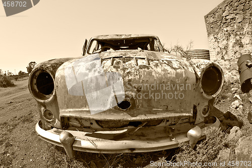 Image of old car in the desert