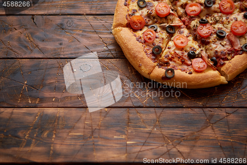 Image of Pizza pepperoni with mozzarella cheese, tomato sauce and salami