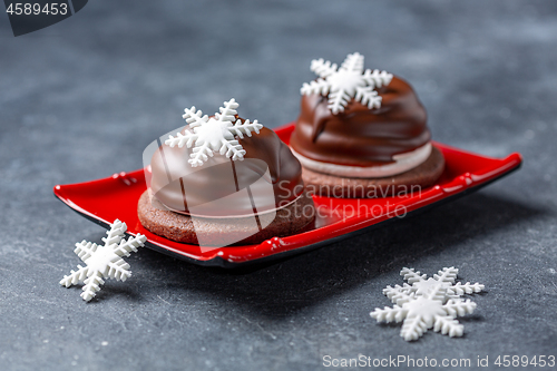 Image of Mini cakes in chocolate glaze.