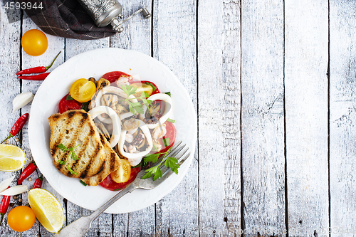 Image of salad with seafood