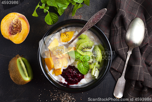 Image of oat flakes with fruit