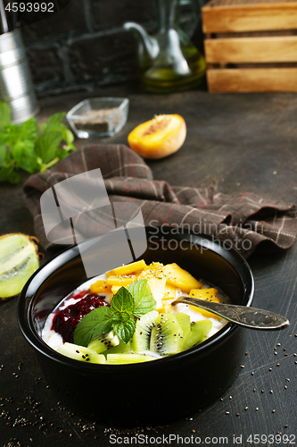 Image of oat flakes with fruit