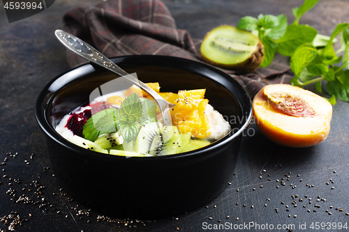 Image of oat flakes with fruit