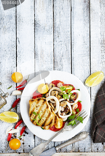 Image of salad with seafood