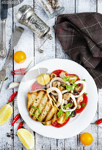 Image of salad with seafood