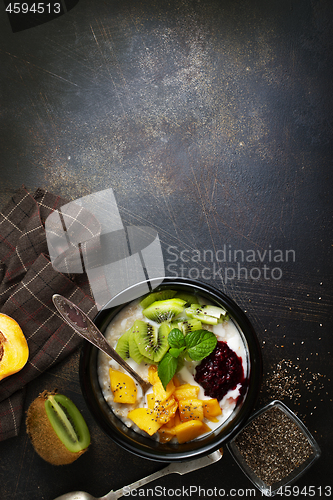 Image of oat flakes with fruit