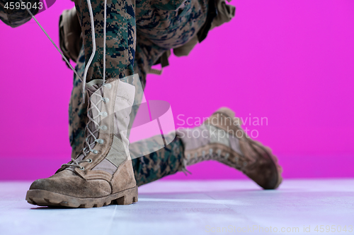 Image of soldier tying the laces on his boots