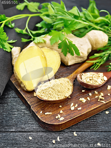 Image of Ginger ground and flakes in spoons on wooden board