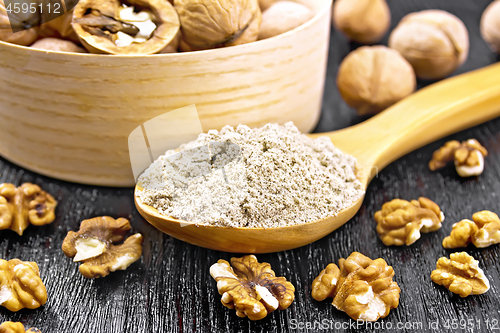 Image of Flour walnut in spoon on black wooden board