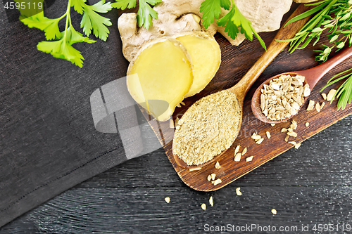 Image of Ginger ground and flakes in spoons on board top