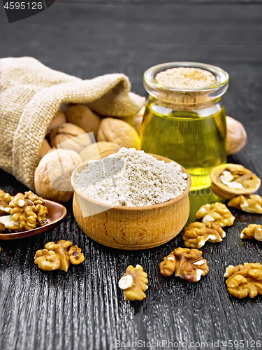 Image of Flour walnut in bowl on dark wooden board