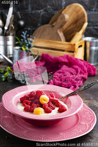 Image of oat flakes with berries