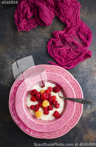 Image of oat flakes with berries