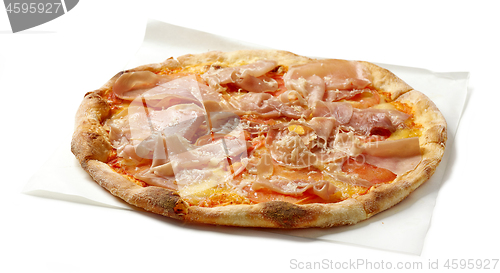 Image of freshly baked pizza