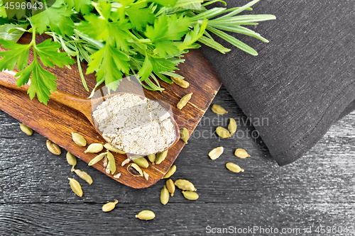 Image of Cardamom ground in spoon on board top