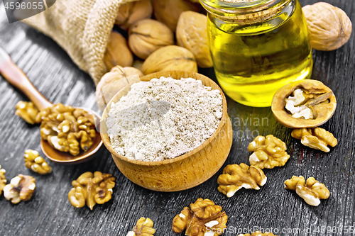Image of Flour walnut in bowl on dark board