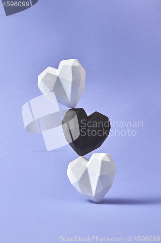 Image of Vertical pillar from plaster black and white hearts.