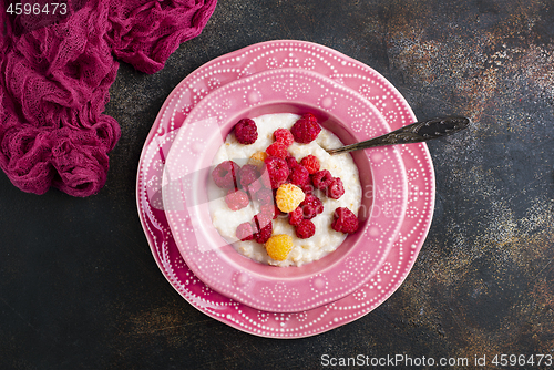 Image of oat flakes with berries