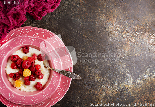 Image of oat flakes with berries