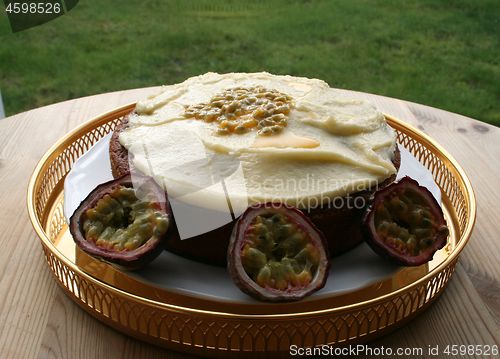 Image of Cake with butter cream and passion fruit 