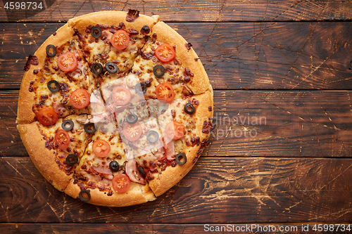 Image of Pizza pepperoni with mozzarella cheese, tomato sauce and salami