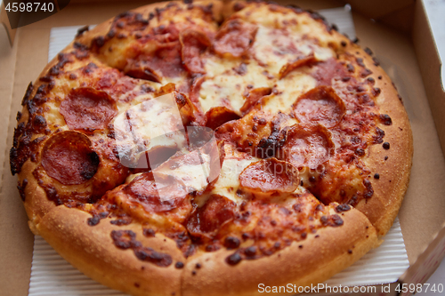Image of Delicious pepperoni pizza in the in delivery box