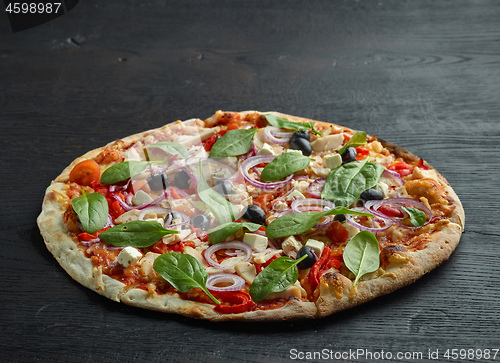 Image of freshly baked pizza