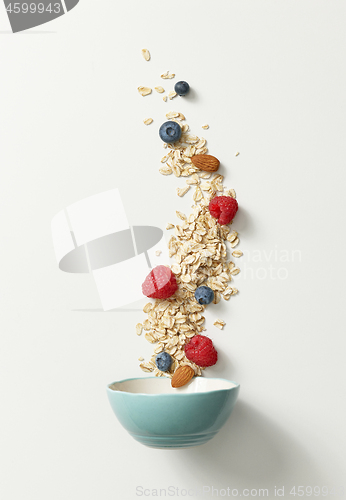 Image of bowl of oatmeal and berries