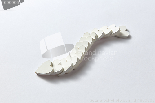 Image of Curve chain from plaster hearts in the shape of snake.