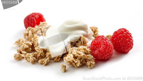 Image of muesli with raspberries an yogurt