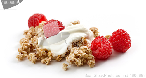 Image of muesli with raspberries an yogurt