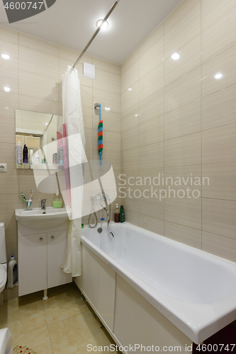 Image of Standard bath in a combined apartment bathroom