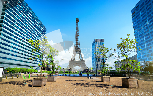 Image of Eiffel Tower and La Defence