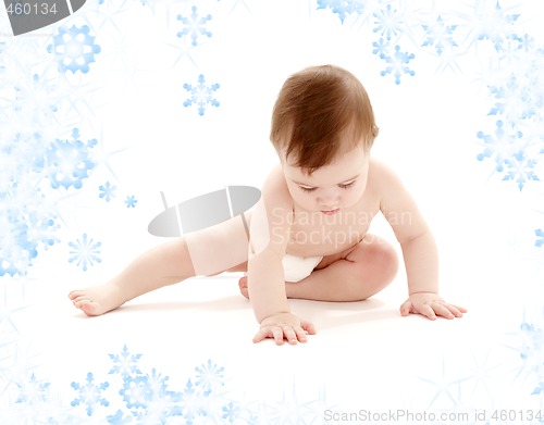 Image of sitting baby boy in diaper