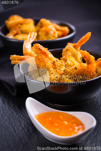 Image of Roastet and breaded Thai shrimps with dip