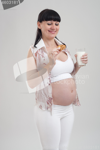 Image of Pregnant woman and healthy food