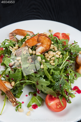 Image of Green salad with shrimps: