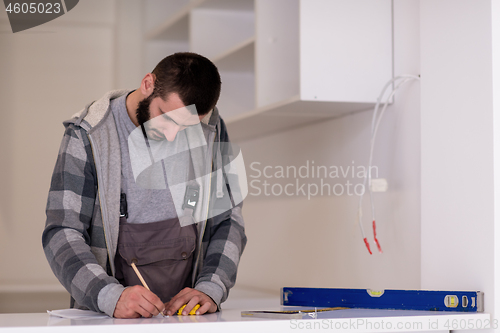 Image of the worker writing the measures