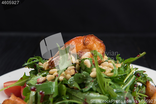 Image of Green salad with shrimps: