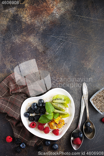 Image of porridge with berries