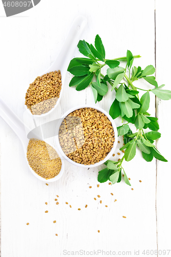 Image of Fenugreek in bowl and two spoons with leaves on light board top