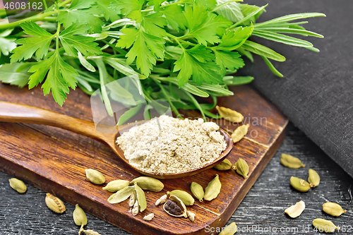 Image of Cardamom ground in spoon on black board