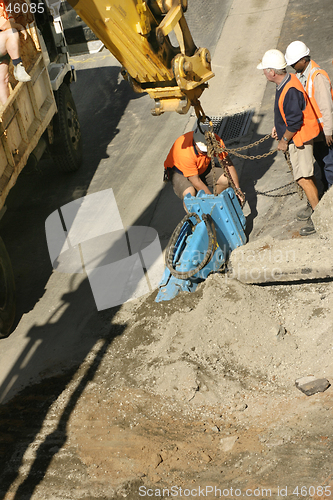 Image of Hoisting heavy equipment