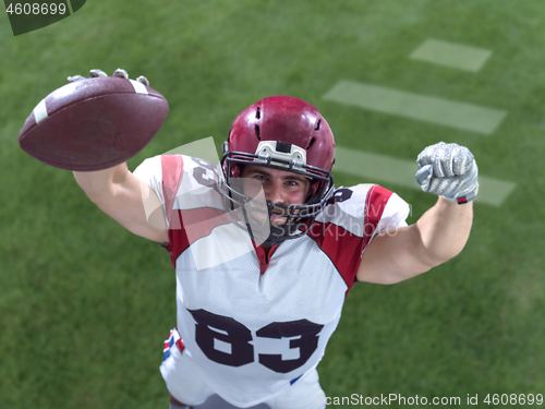 Image of american football player celebrating touchdown