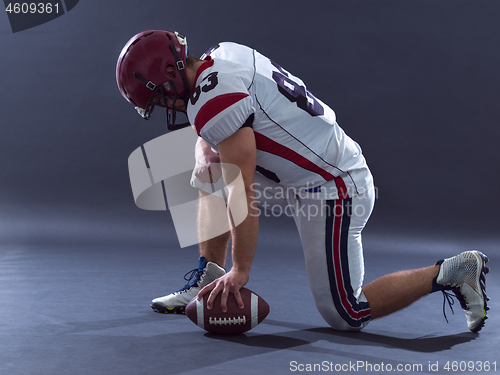 Image of American football player getting ready before starting