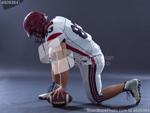 Image of American football player getting ready before starting