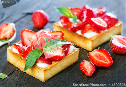 Image of cake with fresh strawberry