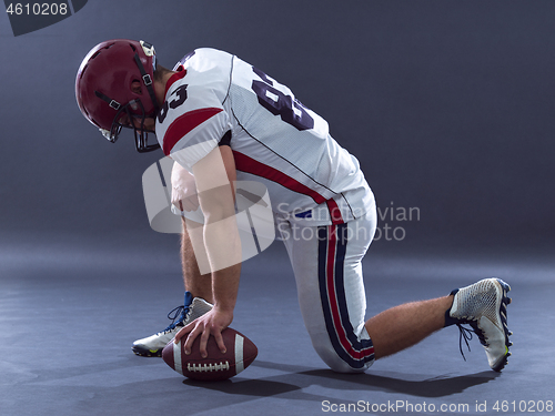 Image of American football player getting ready before starting